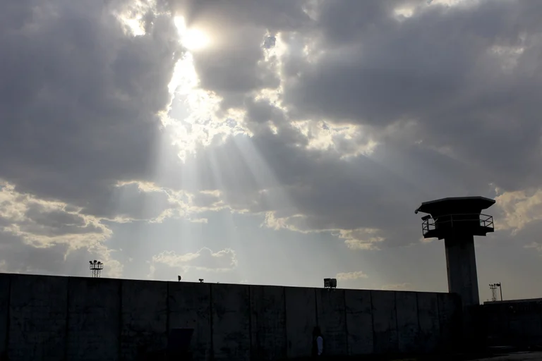 Trasladan a 25 presos del estado de Michoacán a otras cárceles de México