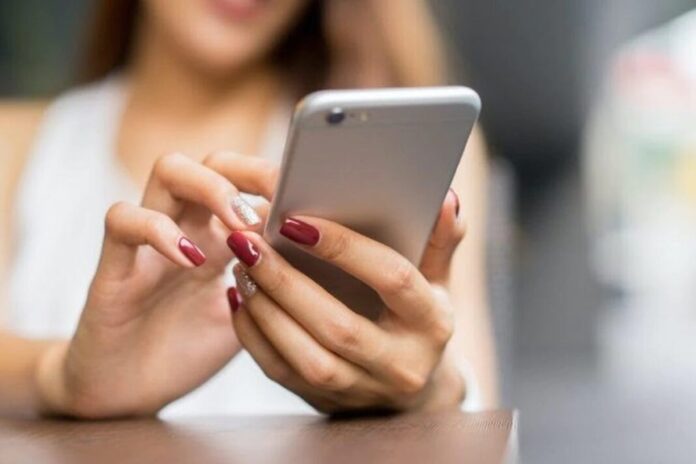 00-CELULAR-MUJER-1068x712-1