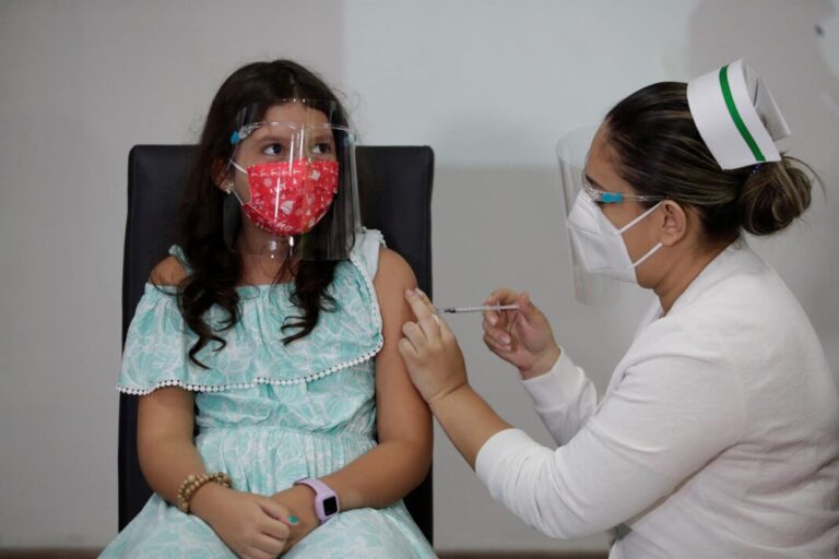 Salud asegura vacunas y transparencia presupuestal