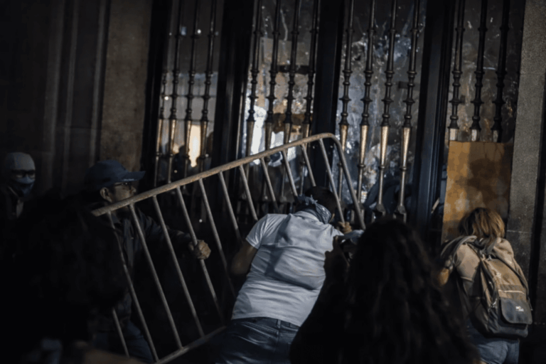 Detiene a nueve hombres por daños tras Marcha del 8M; atacaron inmueble del Gobierno de la Ciudad de México