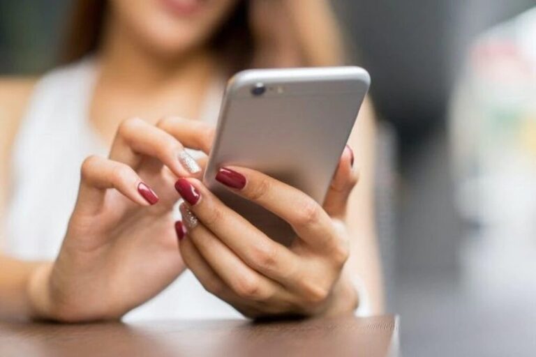 Compara precios: Telefóno celular con diferencias de 33% / Por Alejandro Durán