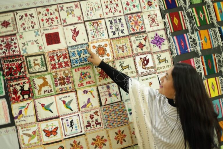 Logran artesanos mexiquenses Récord Guinnes por bordado y tejido más grande del mundo