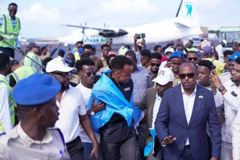 El árbitro vetado por Estados Unidos es recibido como un héroe a su regreso a Somalia
