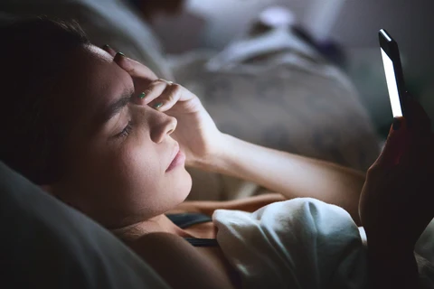 Una hora de pantallas después de acostarse dispara el riesgo de insomnio un 59%